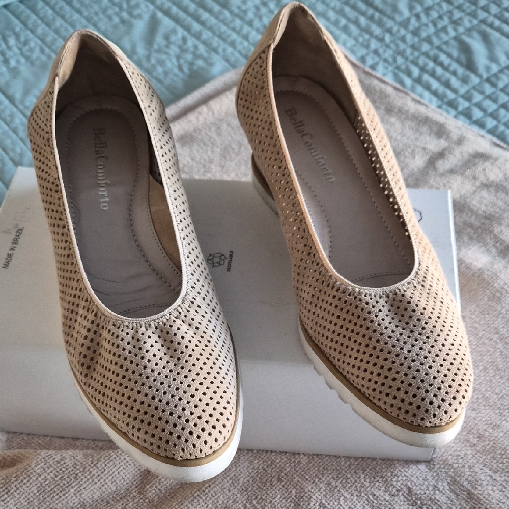 Bella Comforto Women's Tan Suede Wedges